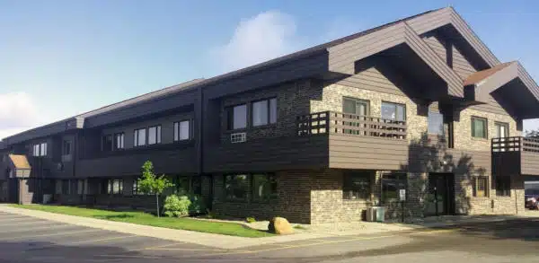 A building with a large balcony on the top of it.