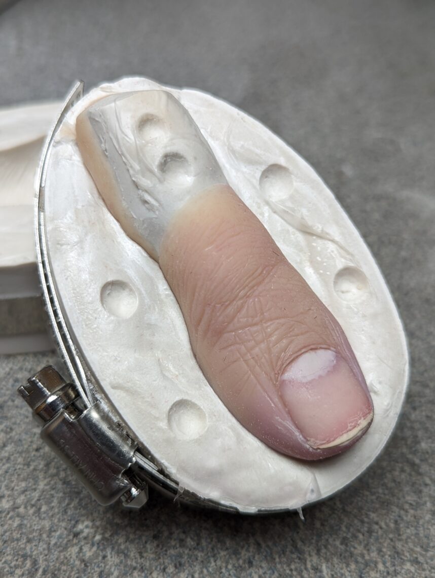 highly accurate coloration of toe prosthesis in mold